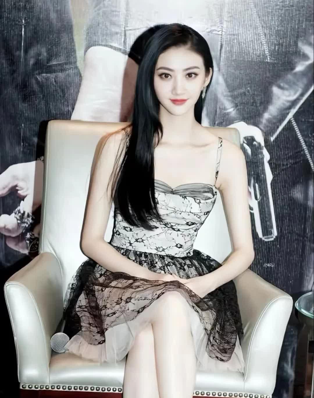 景甜在24岁时的一组旧照完美展现了她那如花似玉的绝美容颜，恰好处于年轻最辉煌的阶