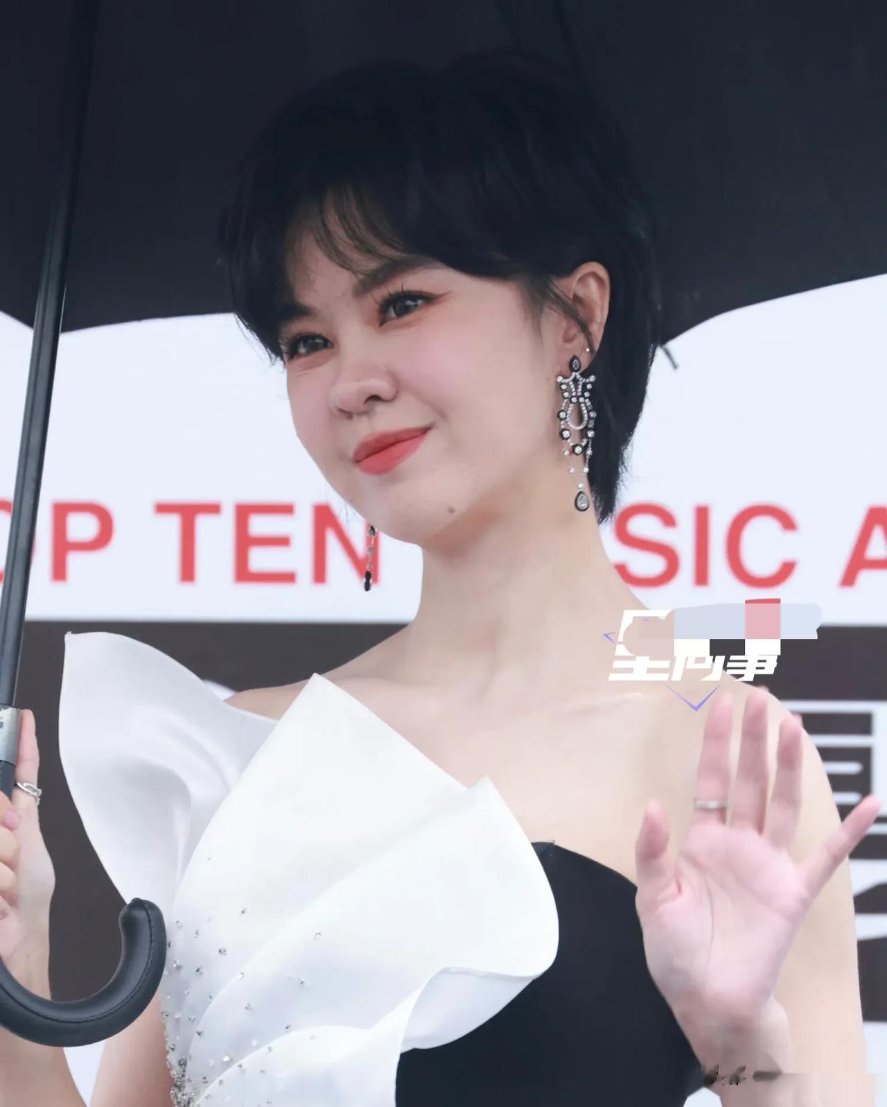 四大女明星红毯生图，妆容造型纷纷翻车，黄玲拿着“尿壶”出场，网友直呼：真会抢镜头