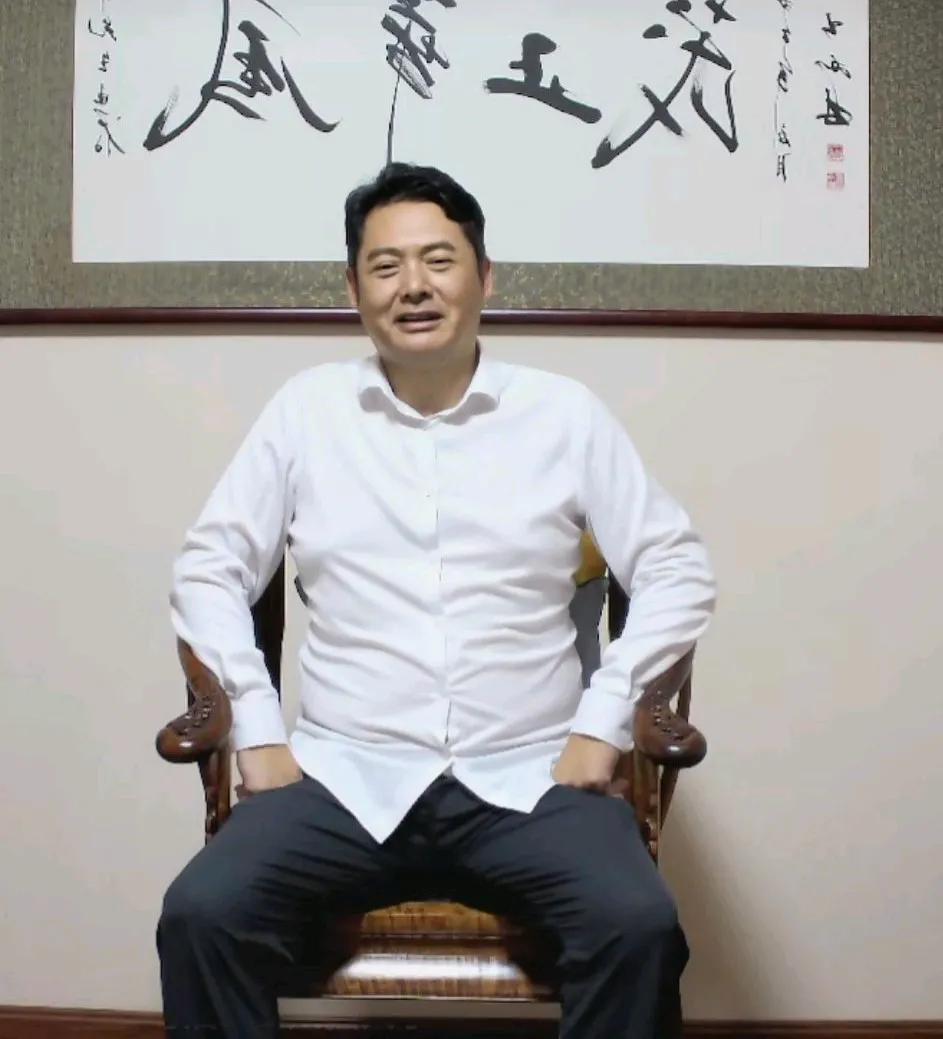 这个是AI换脸的周润发吧？太像了，像的让人不可置信，如果真是真人，那这个人就太像