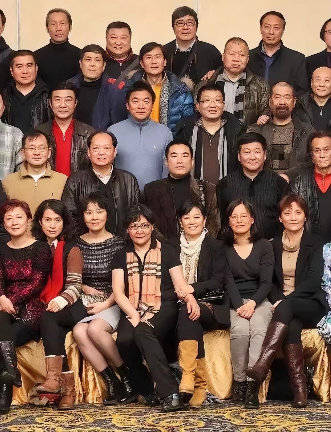 这张照片是北京电影学院表演系78班同学的聚会合影：

前排我只认出了端庄娴雅的马