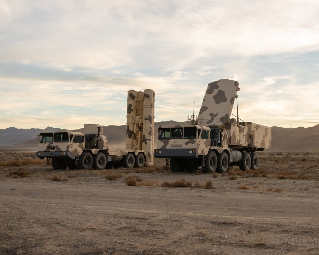 【图1】MD四等人演习中使用的大型靶标，用来模拟【图2】中国HQ-9防空系统发射