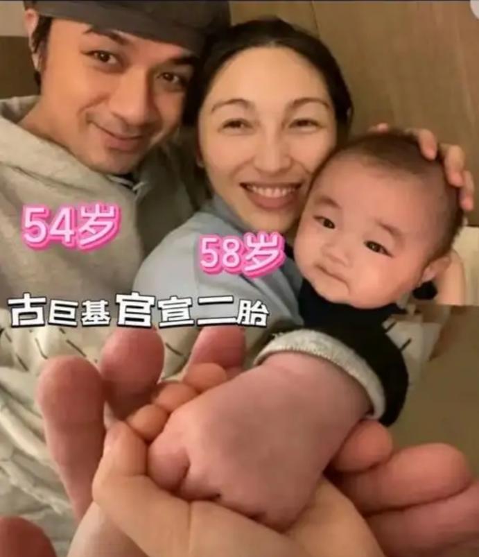 57岁！又添了个儿子！古巨基那位当经纪人的太太，真把生娃玩成了极限挑战。52岁头