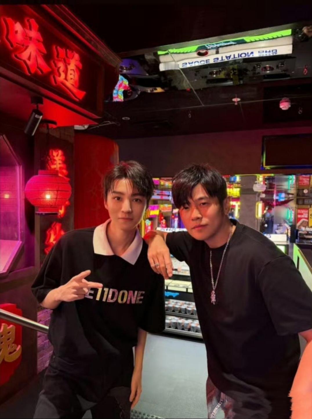 周杰伦晒照，王俊凯接稳“追星运”

2月2日，周杰伦在社交平台晒出与王俊凯的合照