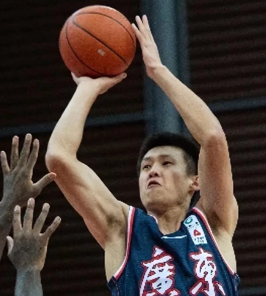 老将带队出征！周鹏率领广东宏远抵达青岛参加新赛季体测
 
广东宏远男篮已经抵达青