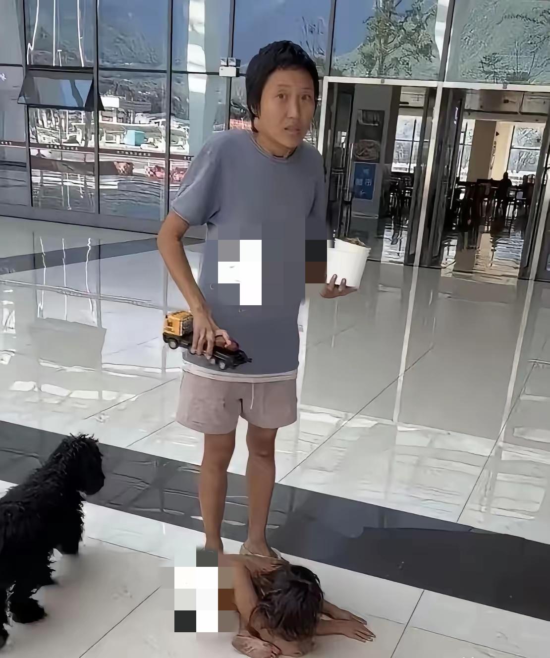 说野人小孩的妈妈拥有研究生学历，看照片根本不像有高学历的人，眼神里的防备、害怕、