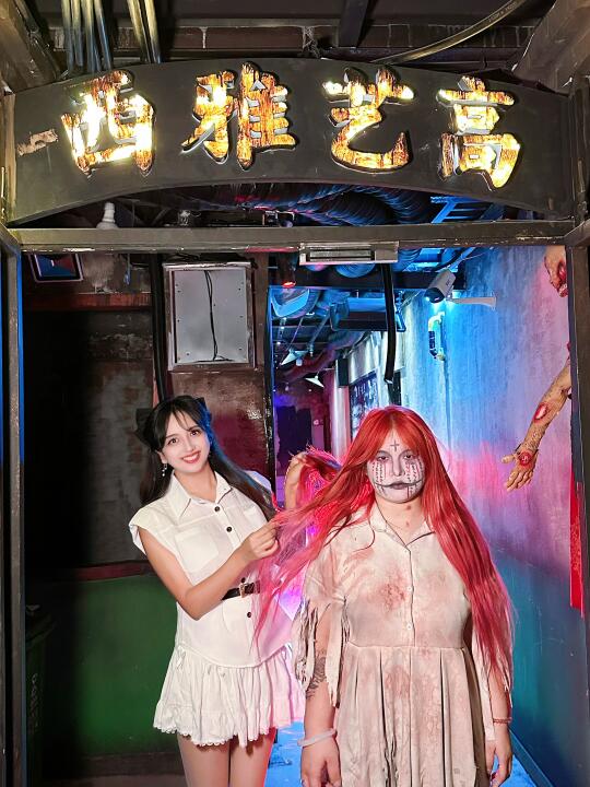 被NPC追到腿软！这密室太疯狂了💀