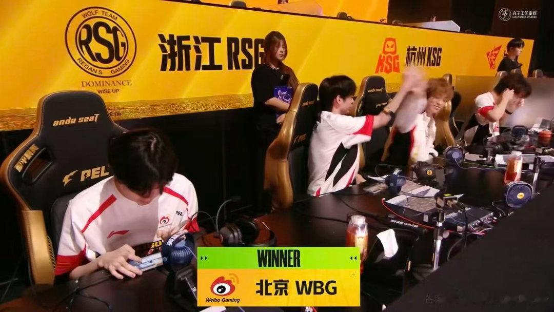 WBG夏季赛沙漠吃鸡沙漠战场圆满吃鸡，全员状态在线。默契配合衔接每一次对战，集火