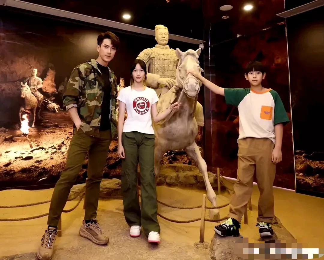 和其他星二代的疯狂暴露的穿衣风格相比
吴尊女儿的穿着就很“另类”了
一件简单的体