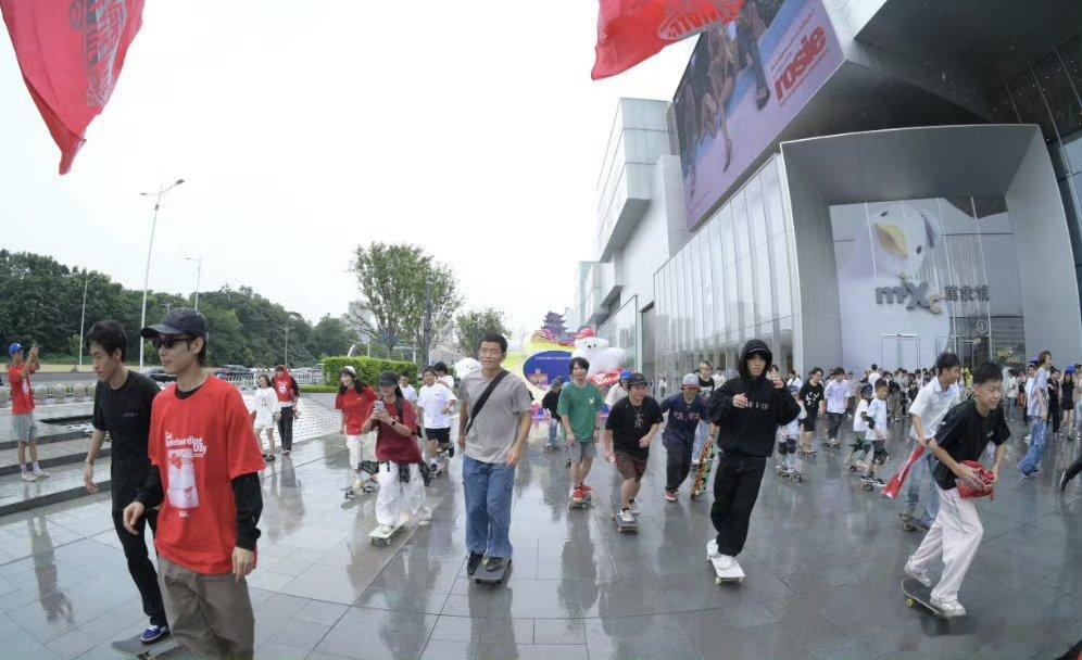 长沙夏日和滑板的适配度 橘子洲头的风裹着板仔的欢呼，长沙把热辣揉进轮轴，这波夏日
