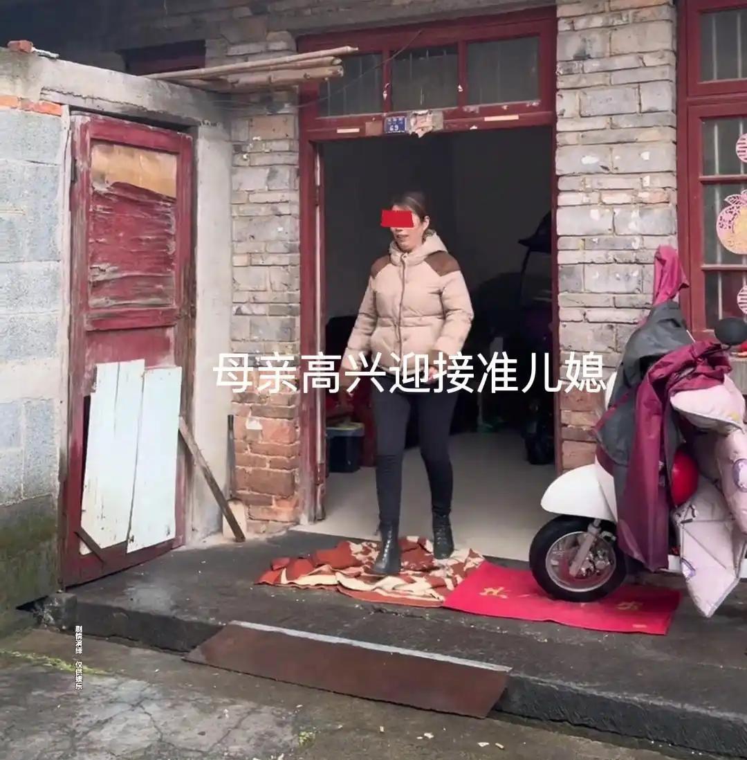 一大早准婆婆就满心欢喜守在门口，提前收拾好屋子，盼着见见儿子带回家的女朋友，脸上