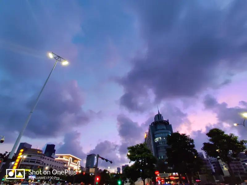 一加15T价格一公布，直播间弹幕瞬间被攻击语录霸屏。在当下经济下行的大环境里，企