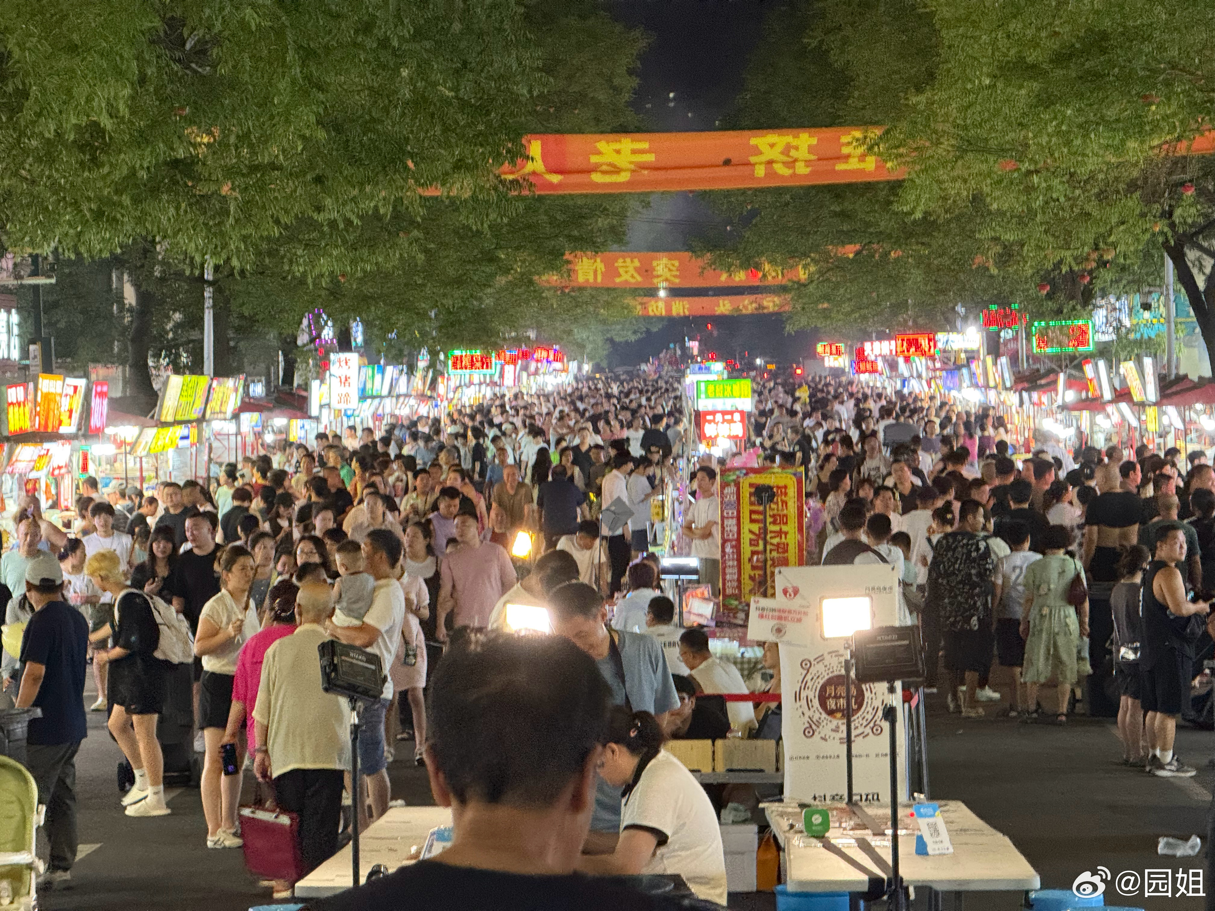 还的是夜市，人山人海，今年第一次来丹东的夜市，依然很多人，而且美食也升级了，除了