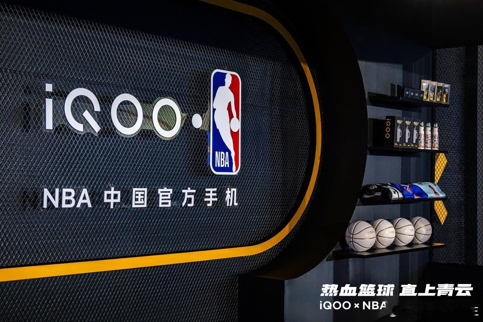 iqooxnba高校篮球赛 北大第一体育场的蓝天白云下，满屏都是溢出来的雄性荷尔