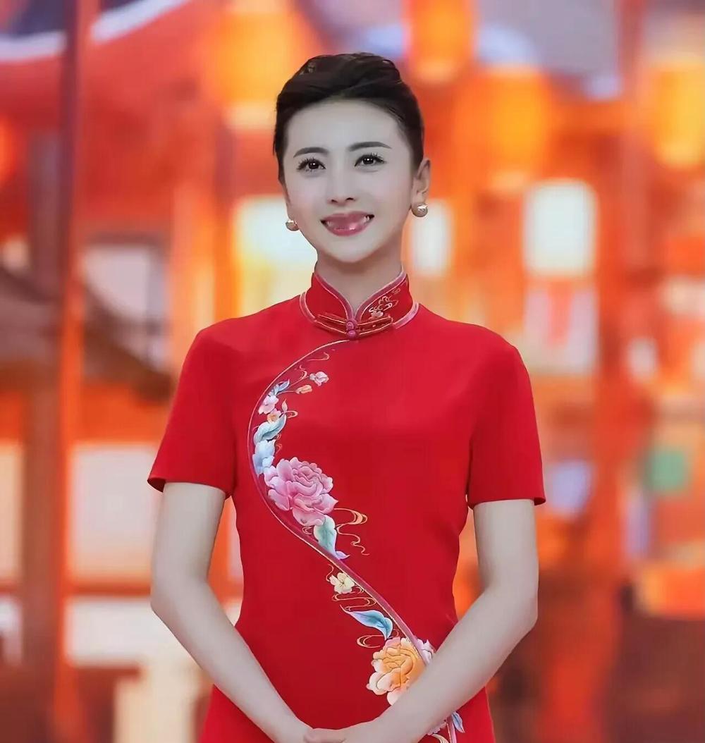 央视里比董卿有气质的一个女主持人出现了，她是瓜子脸，身形高挑，肤若凝脂，气色红润