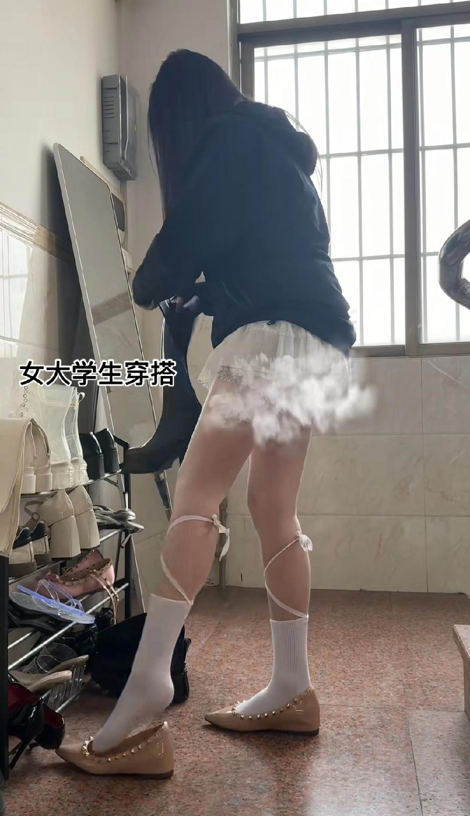 现在的大学生穿搭，这个袜子的意义何在，也不穿条安全裤容易走光！