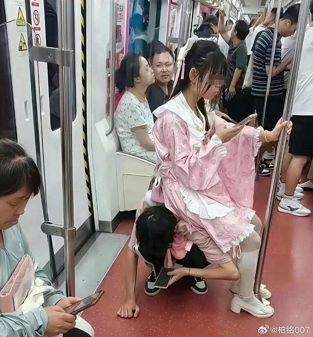 男生可能以为这样可以得到女生欢心，其实毫无意义，这样的关系，说明女生根本不在乎他