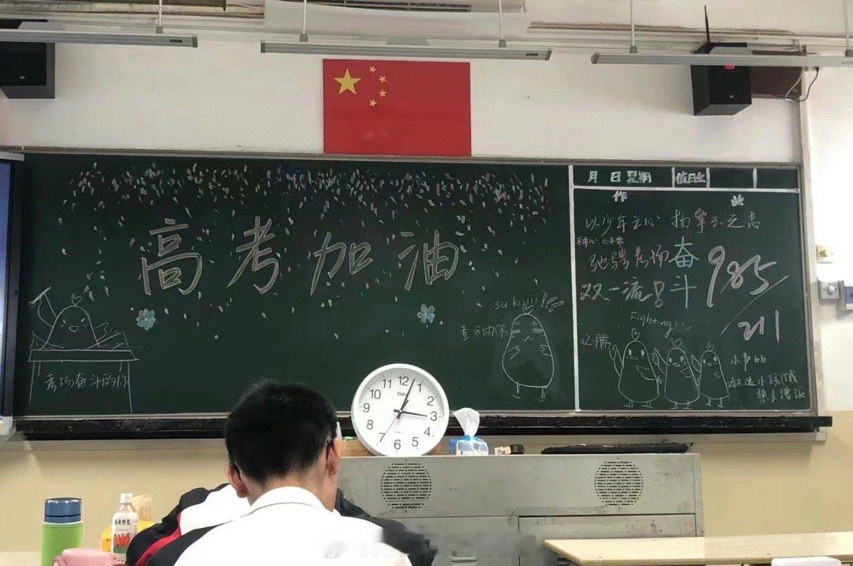 #要怎么形容高考结束时的心情#高考完的那一刻，那时候还以为逃脱了地狱，后来，我的