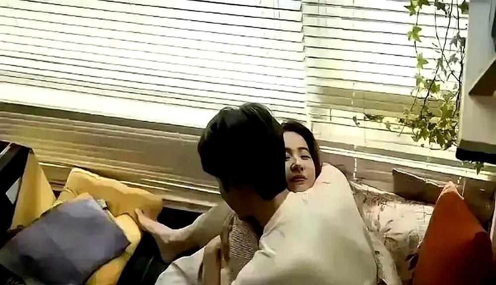 刘亦菲和彭冠英拍吻戏一条过，导演刚喊咔她就拿纸巾擦嘴，镜头被花絮逮个正着。

这