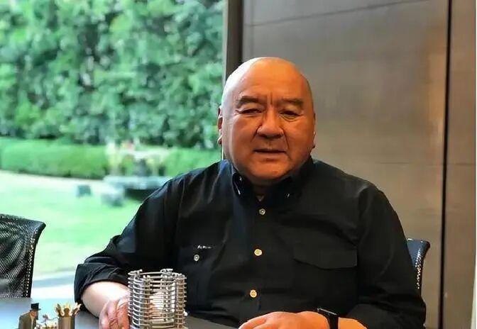 大润发创始人尹衍梁离世，身家千亿，却把95%财产全捐了，连遗体都捐。他的一双儿女
