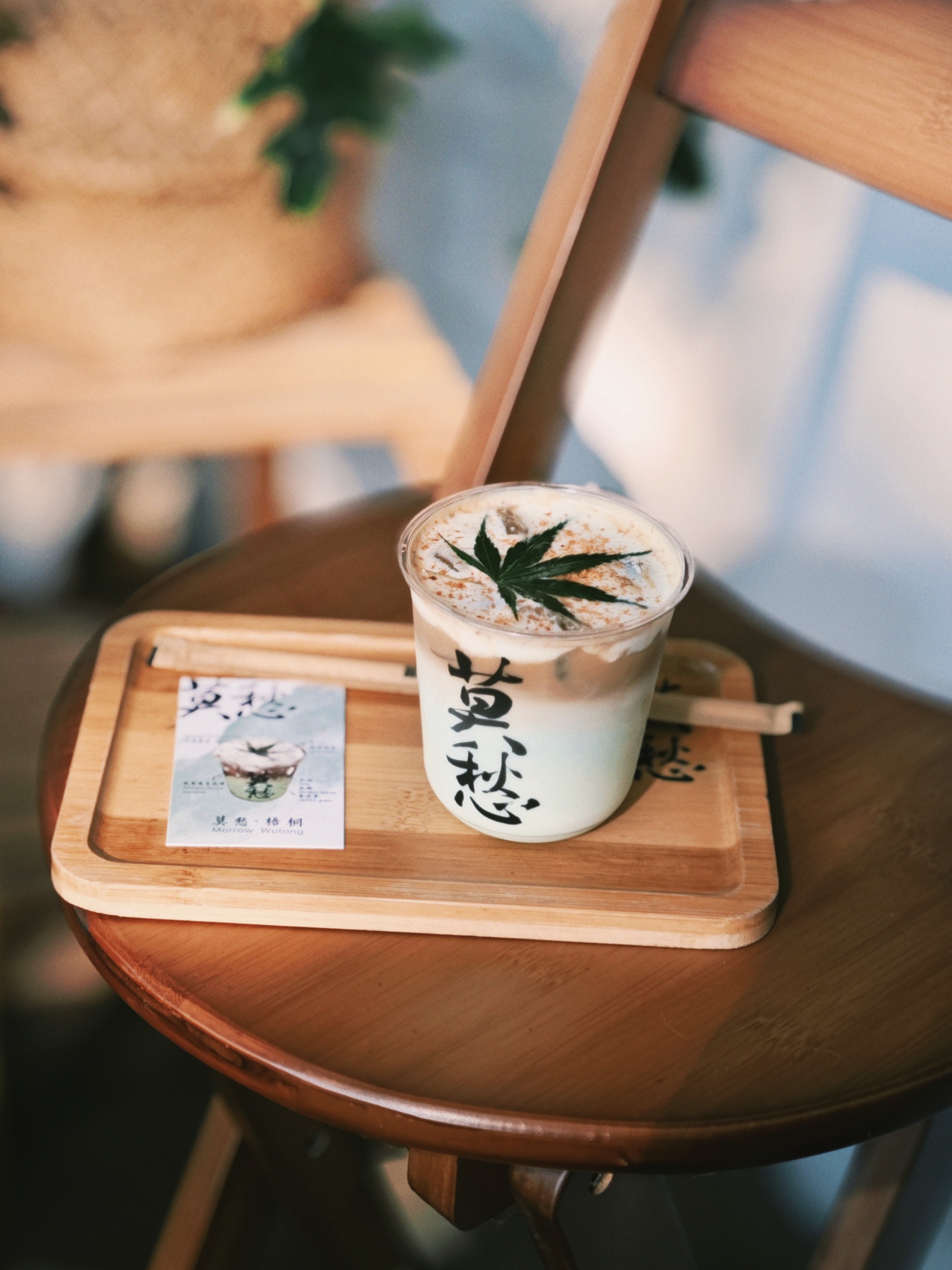 南京CityWalk把“莫愁”装进秋天里漫步莫愁路，在梧桐光影间穿行。看朝天宫飞