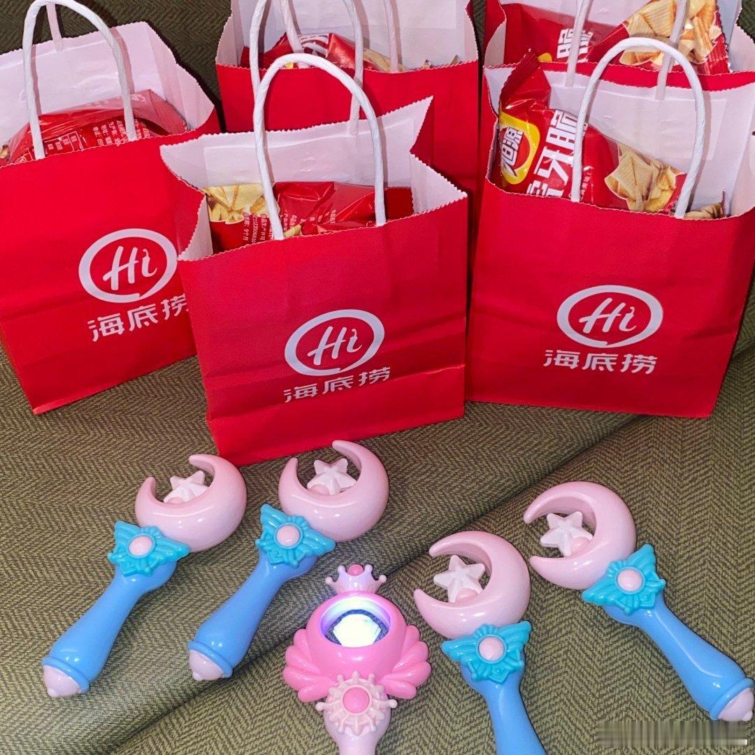 海底捞礼物 员工罚款购入不会吧，有时候脸皮厚去了，还问人家多要两份礼物，觉得不能