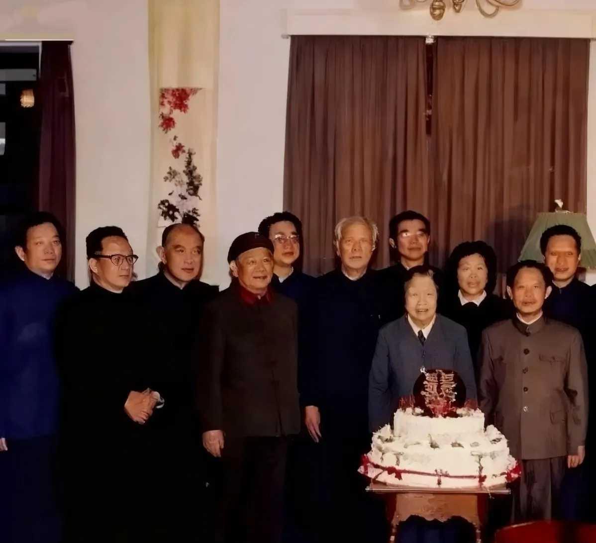 1984年2月4日，邓颖超八十岁诞辰，前来祝寿的都是她和总理的老战友、部分领导同