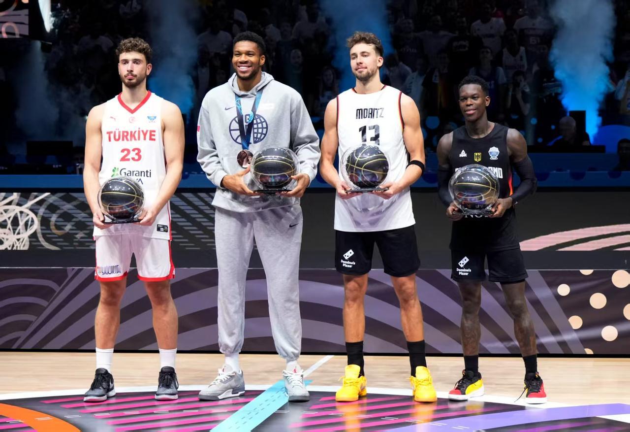 申京要这样想：欧洲杯输的，NBA夺回来。
男篮欧洲杯决赛，随着申京强投三分不中，