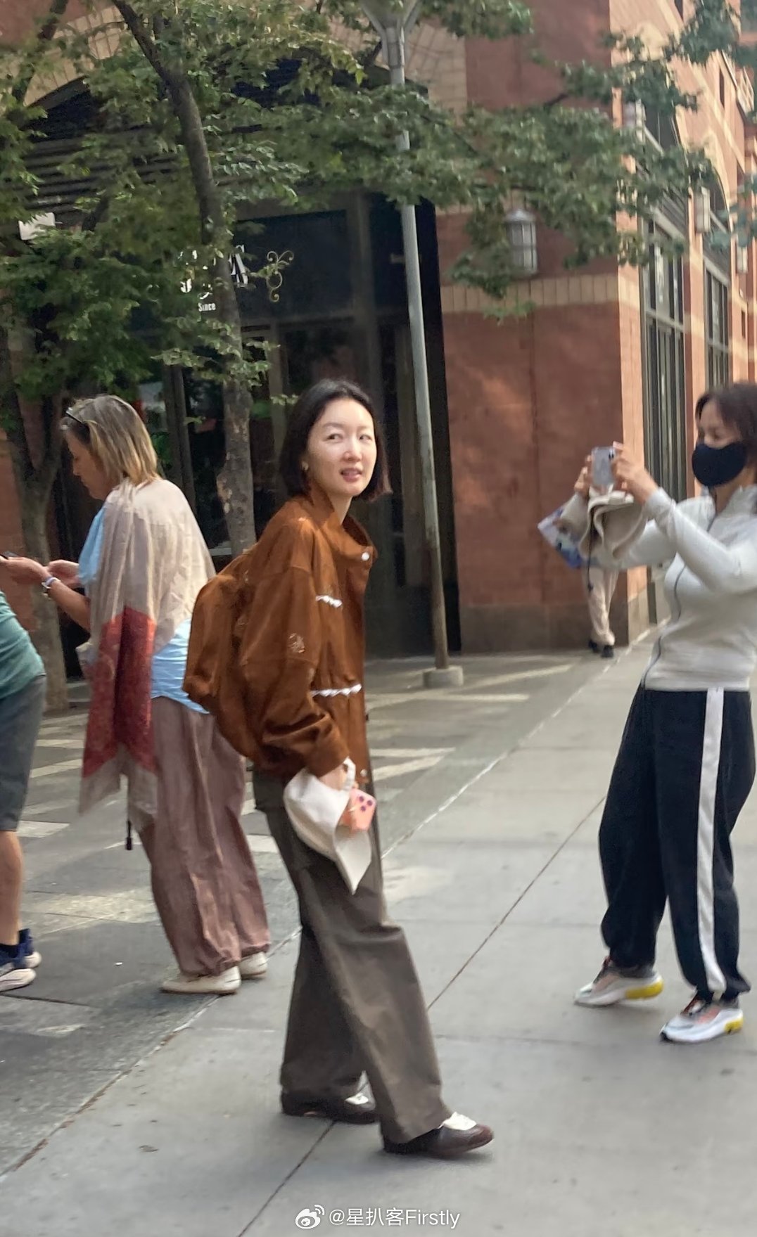 周冬雨走到哪儿都是素颜 周冬雨到底是怎么做到走到哪儿都是素颜还这么能打的啊？！皮