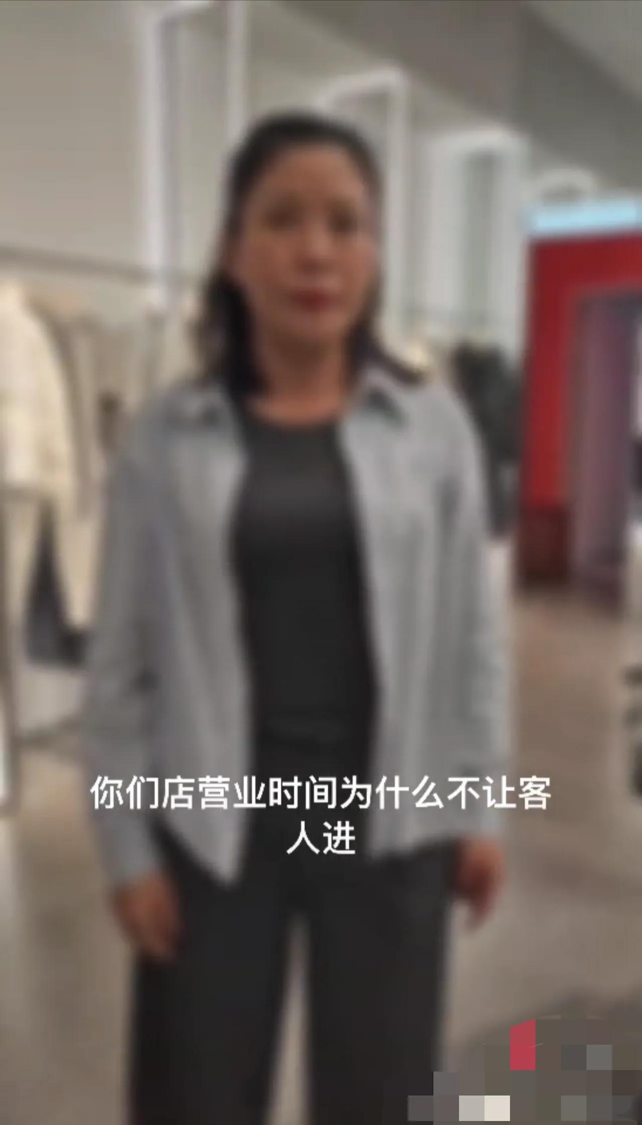 这就是实体店越来越不好的干的原因。
武汉一商场店员：把一位推着婴儿车的60多岁老