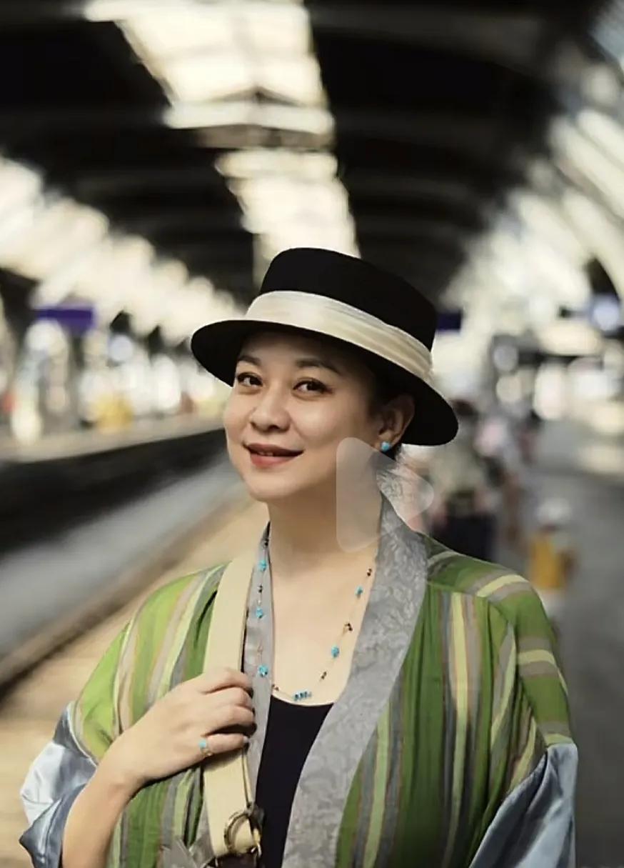 张芳终于如愿以偿，踏上法国巴黎之旅。
据她本人透露，巴黎一直是自己向往的城市。之