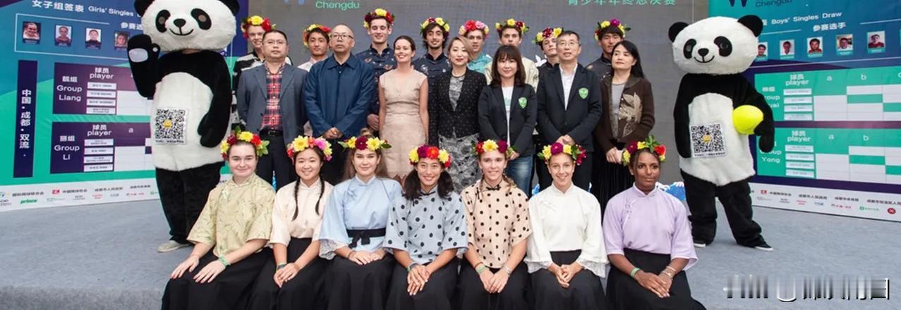 再看19年在成都举办的ITF青少年年终总决赛，就是郑钦文那个经典民国女学生造型的