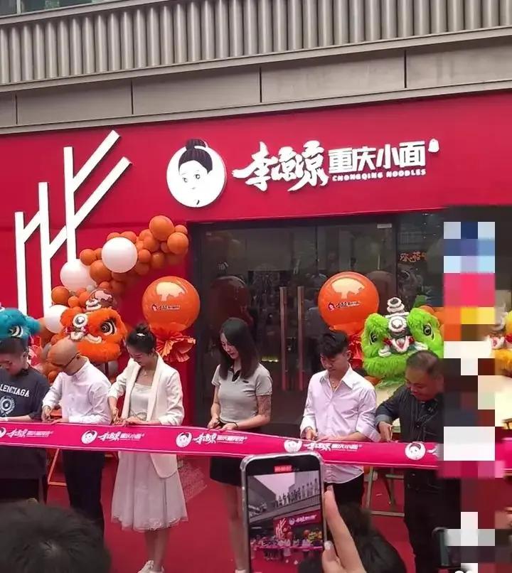 李凉凉啊，李凉凉，说你什么好呢？

当初开个小面馆，弄那么大的排场，感觉就得“凉