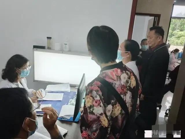 医者最动人的模样！偶遇咳血村民识破误诊，她一诺十七年，每月千里返乡义诊

世间最