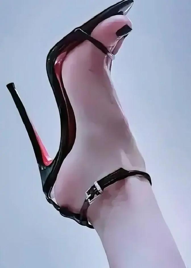 别小看那些穿亮色鞋的中年女人
那些晃眼的珊瑚橙、柠檬黄，销量猛增35%，你以为是