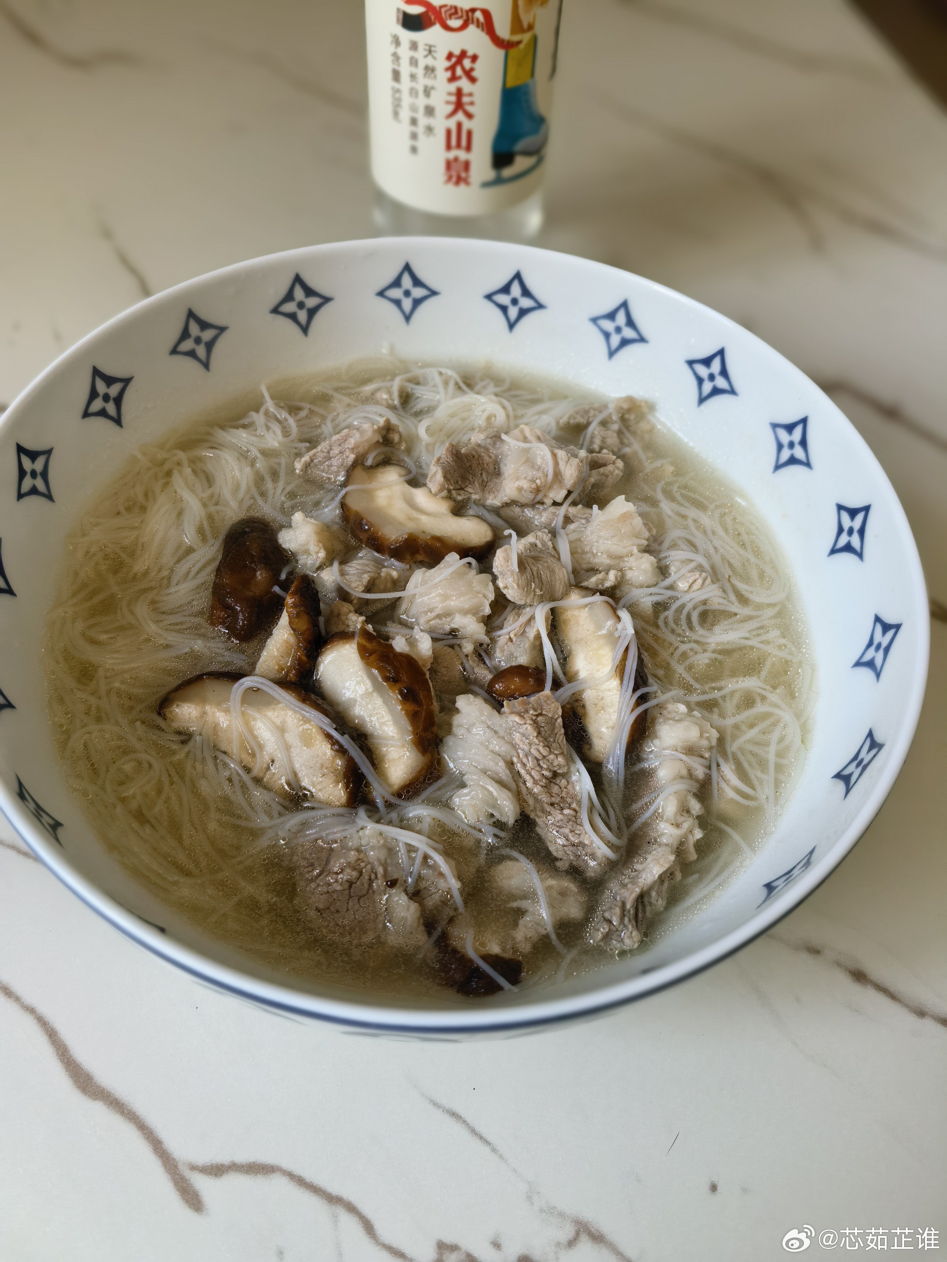 是日早餐……香菇梅头汤米粉 