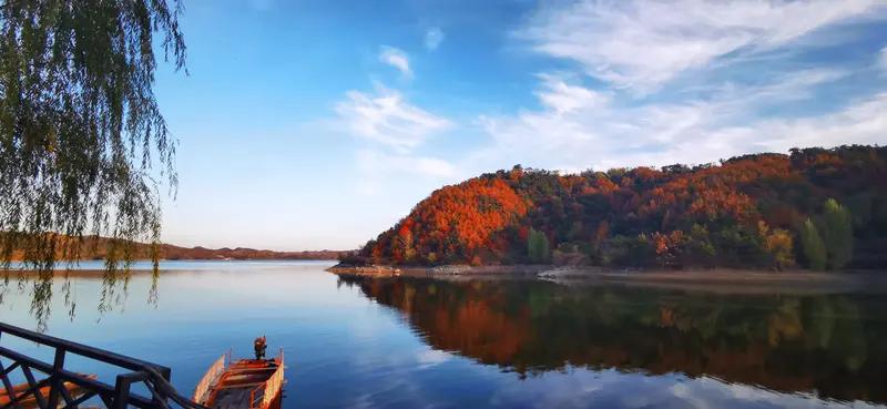 上联：石径通幽，半湖秋色衔山影；
下联：梅香暗度，数点冬雪揽月华。