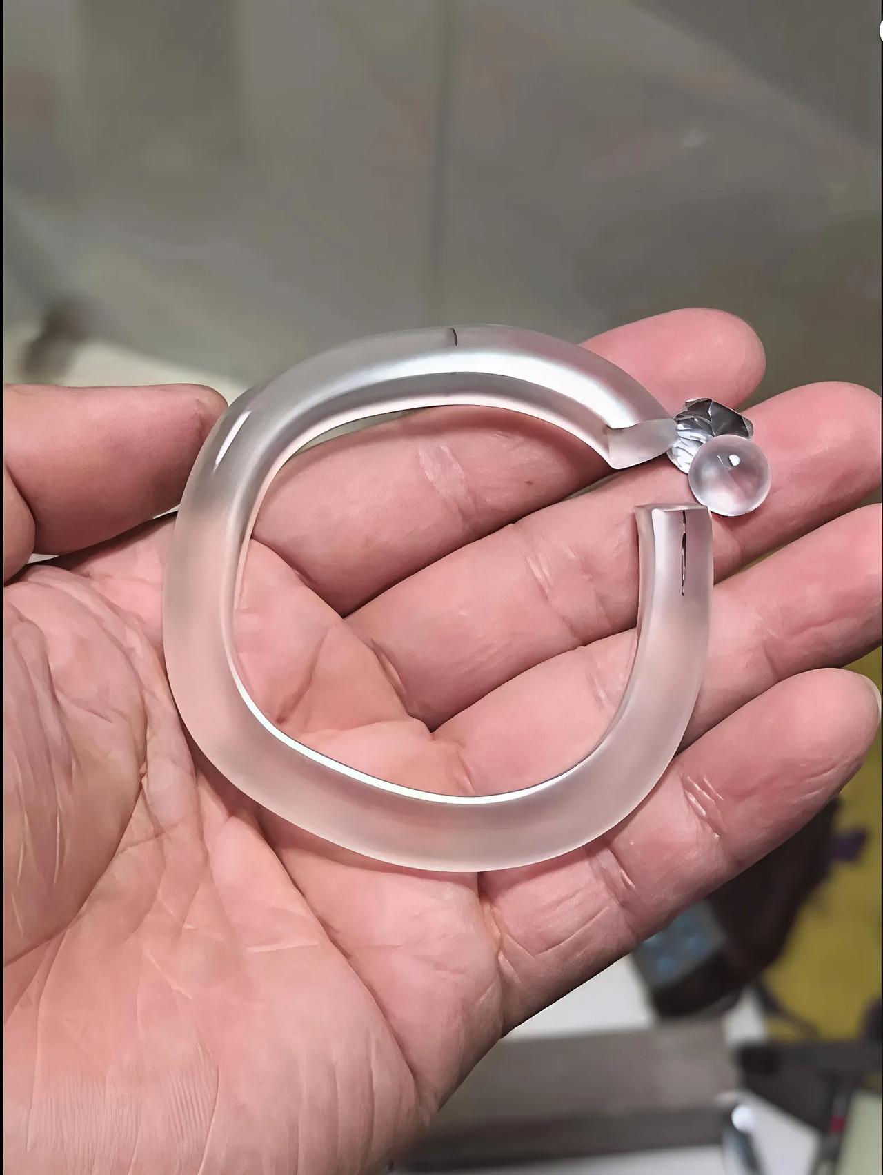 家人们，谁懂啊！我这块玻璃种反骨镯，妥妥的“滞销王”，问的人比中彩票还稀有。
