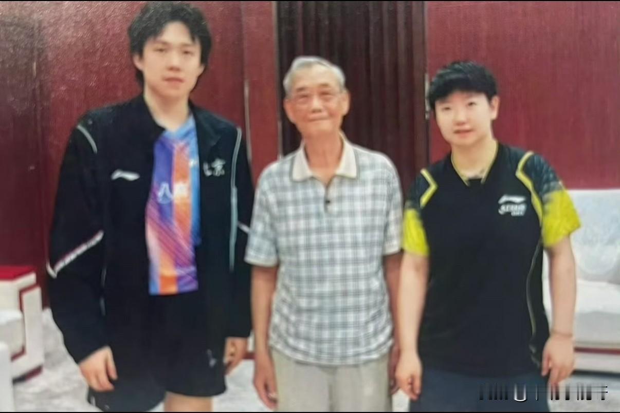 一张没见过的合影！去了解了一下这中间的爷爷，还真的是老前辈了，是培养了邓亚萍的功