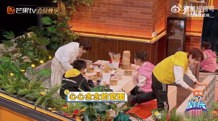 丁程鑫想吃面一直没上你好星期六 丁程鑫在节目里想吃面，苦等许久面都没踪影，便自己