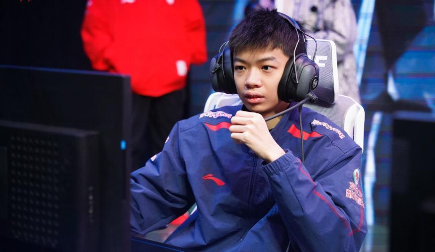 JDG小上单不知道还能不能上场据说是改年龄上场被举报了，主要是我也觉得他没18，