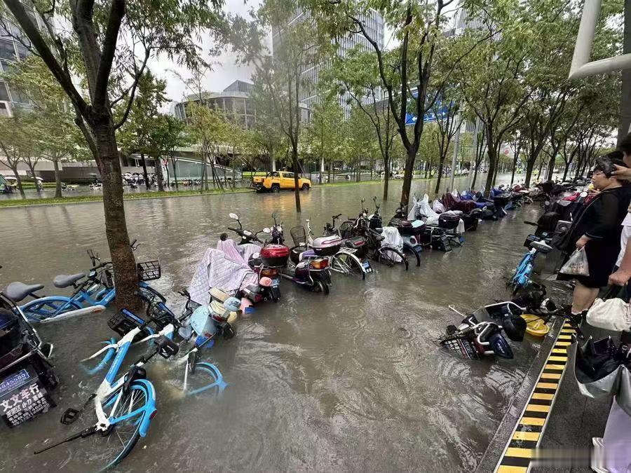 对台风不要心存侥幸这几天，后台私信快被问爆了，全是关于超强台风巴威的。我也发了几