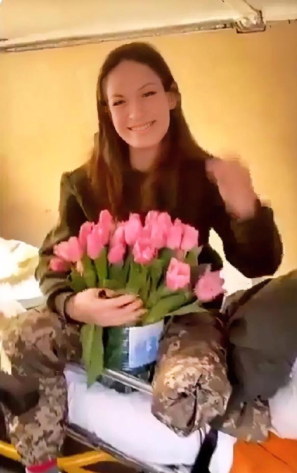 这位勇敢的乌克兰士兵失去了一条腿，但她的精神依然高涨。她表示要重回战场。帮助乌克