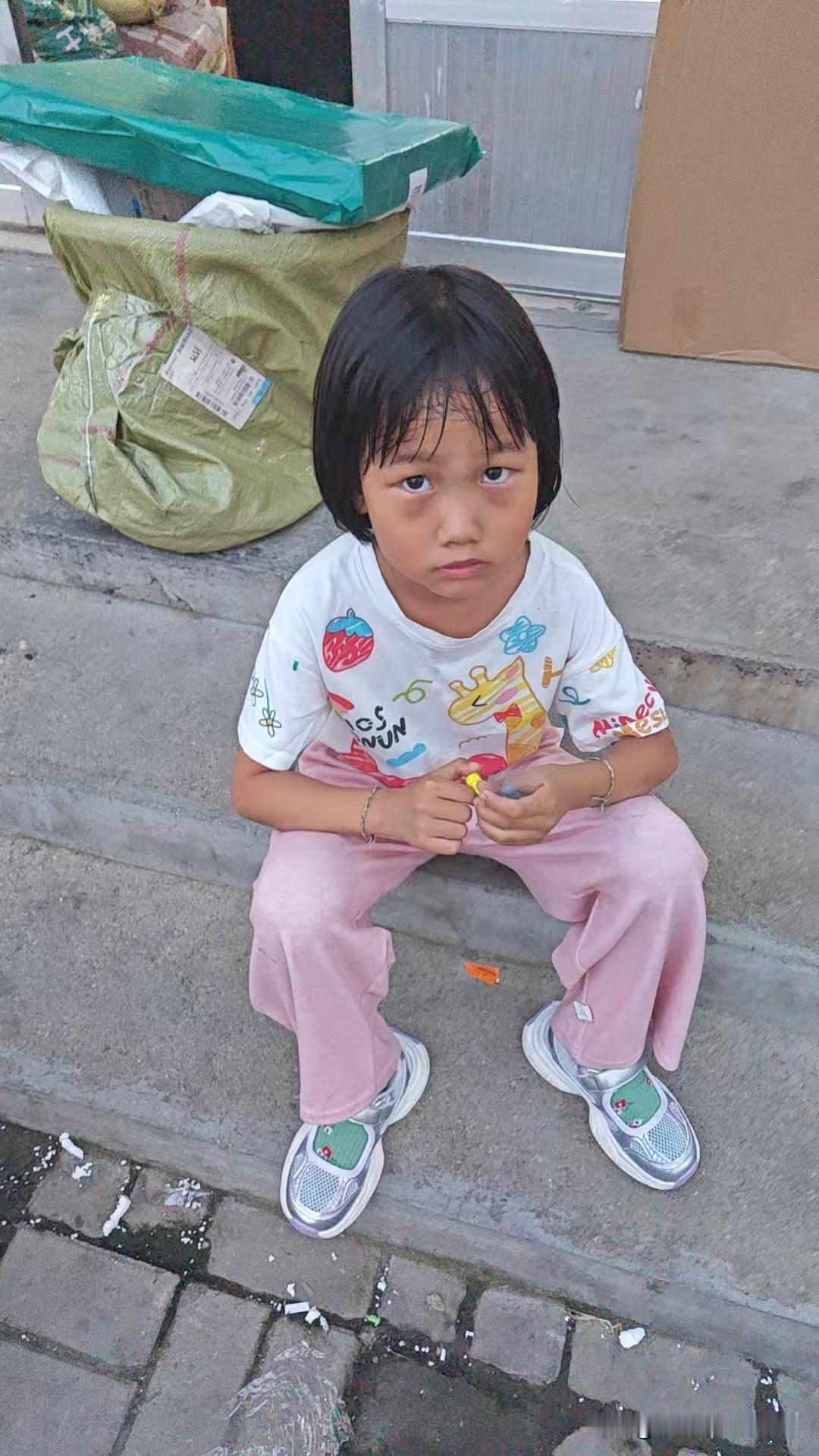 现在的家长为了孩子学习，都把孩子逼成什么样了？
快递站，一个小姑娘就坐在快递商店