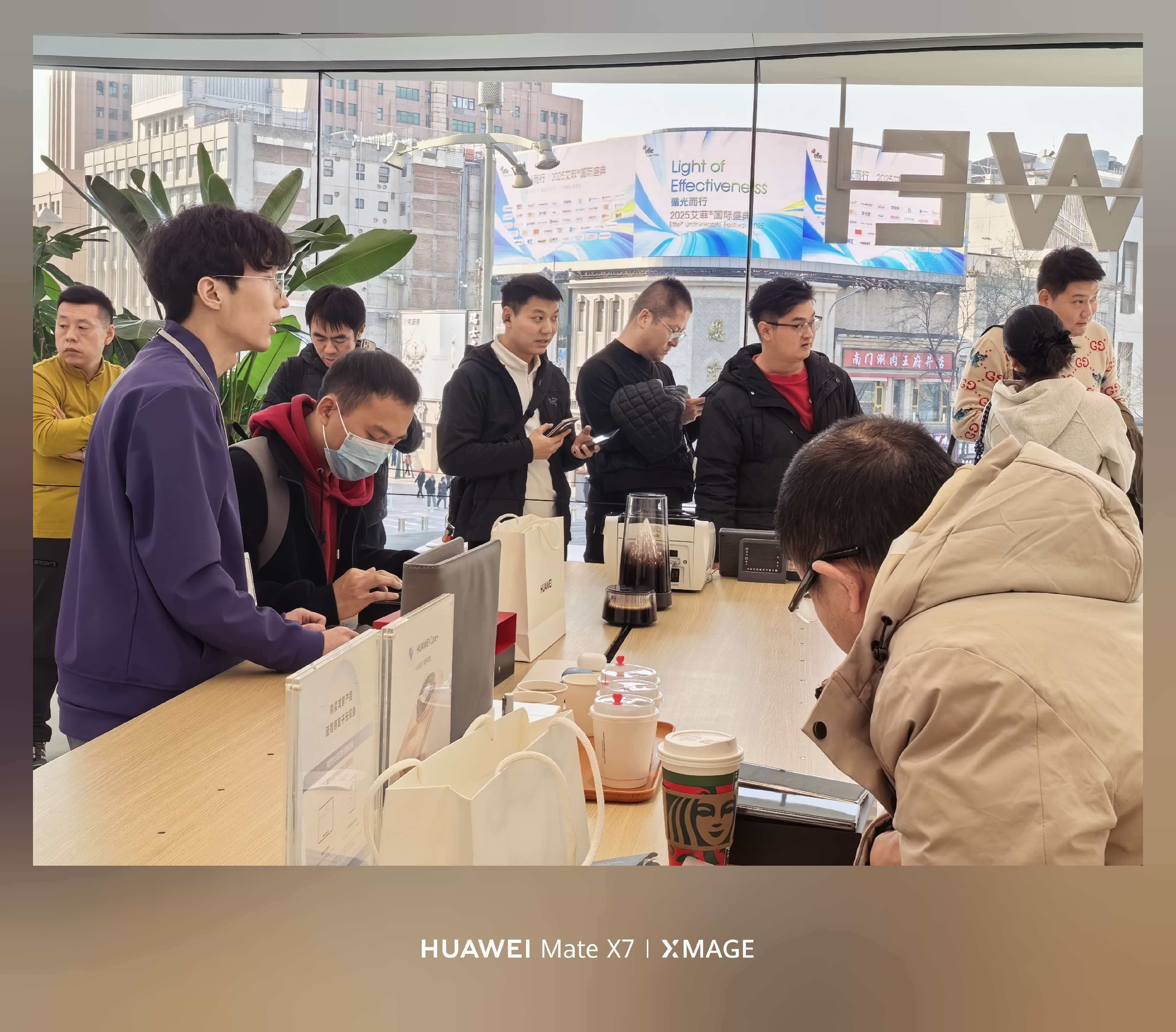 今天是华为Mate X7首销日，工作日的现场排队能有这么多人，真的很夸张。华为M