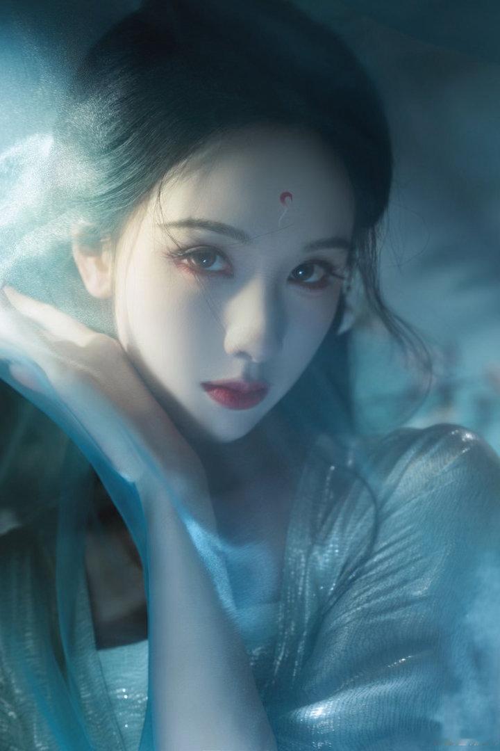 陈都灵你神图有啦陈都灵媚感是天赋 陈都灵的媚不是那种浓烈的、攻击性的媚。是淡淡的