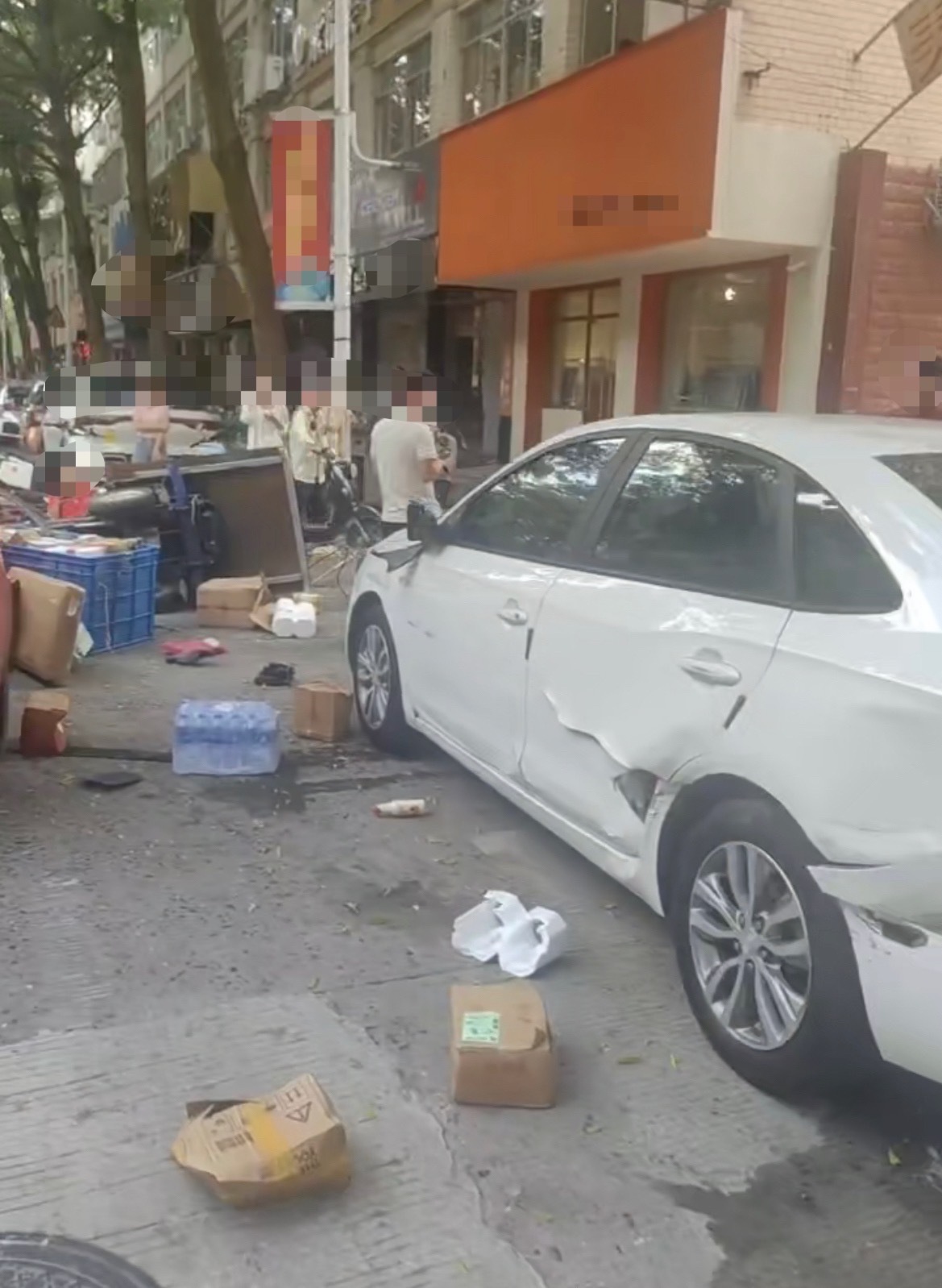【玉林某东路口suv撞两辆路边车和快递员】5月28日，玉林市某东小区路口一辆su