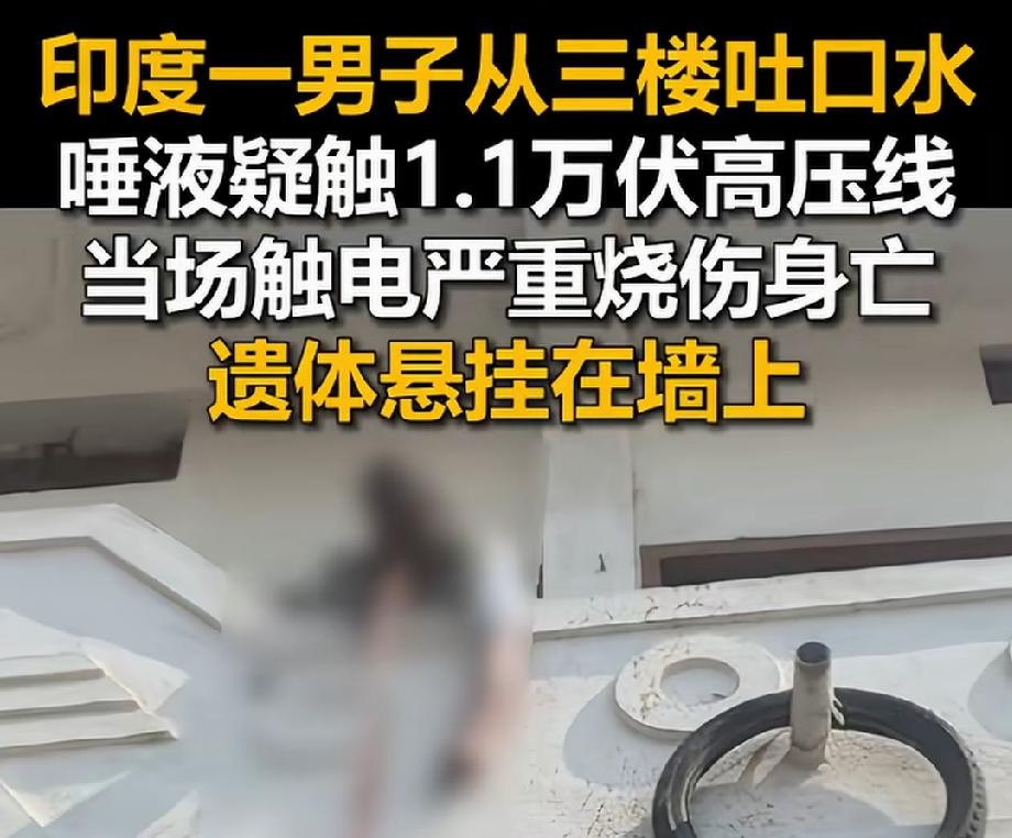 10月23日，印度中央邦。65岁的老人津津有味的嚼咀当地人喜爱的嚼烟。心满意足的