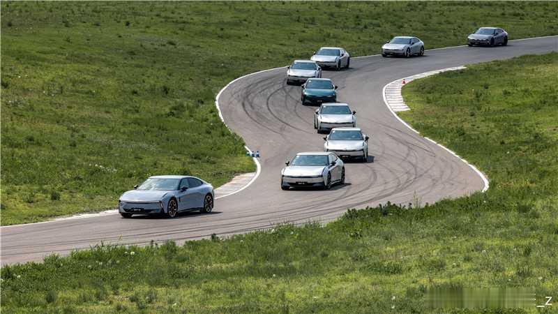 小鹏又带着车主下赛道了赛道刷圈、金卡纳、极限刹停等多项驾趣科目中，现场的7号玩家