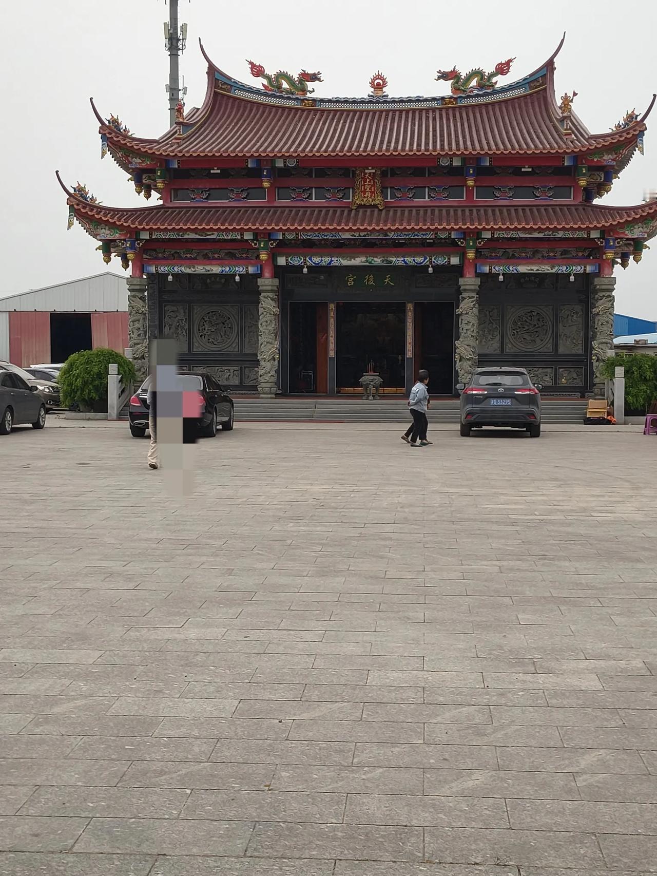 东丽木材市场的这座妈祖庙开始热闹了，以该市场莆田籍木材老板做头，旁边开始装戏台了