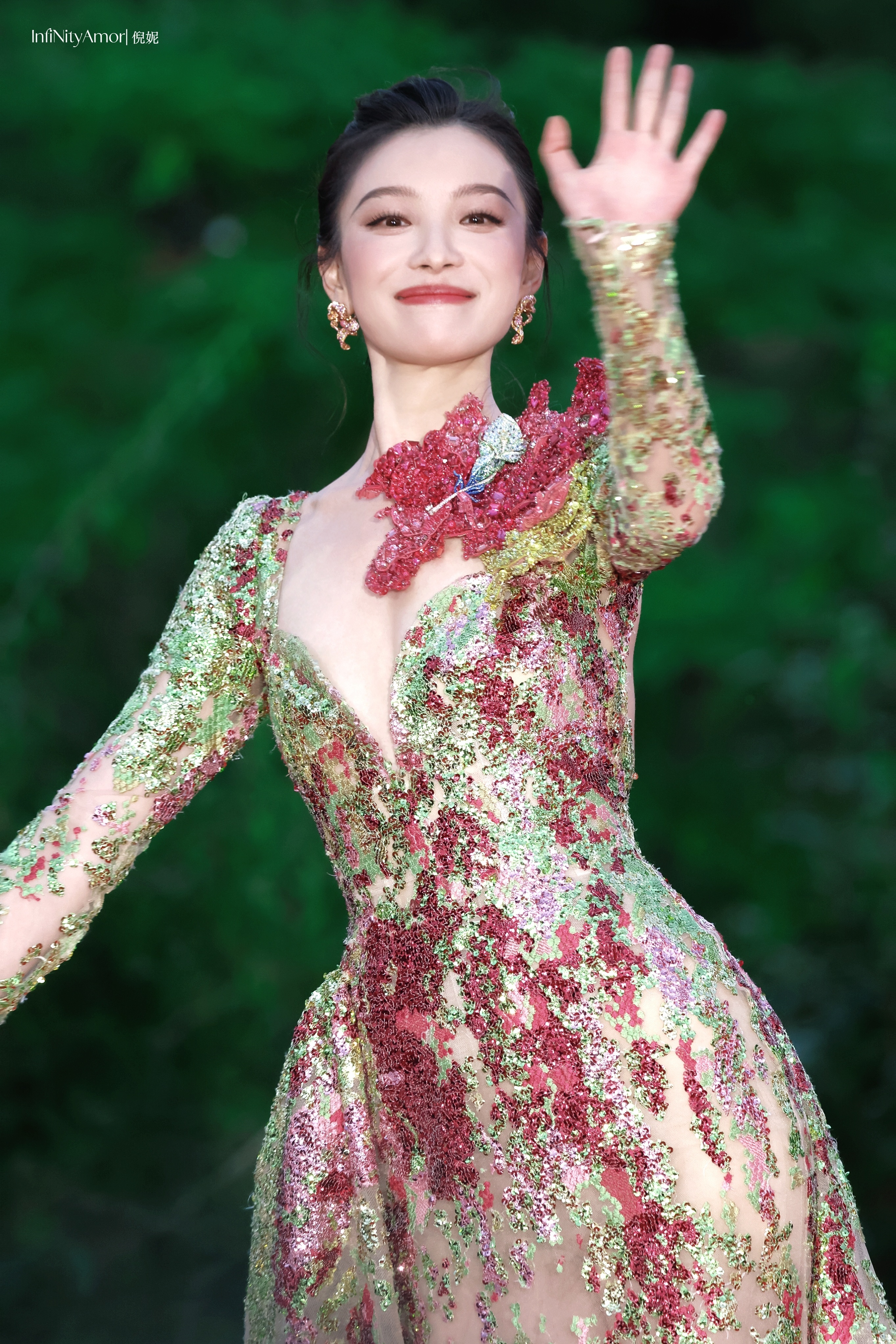 给倪妮搭这条裙子的人简直就是天才🦜💐 ​​​